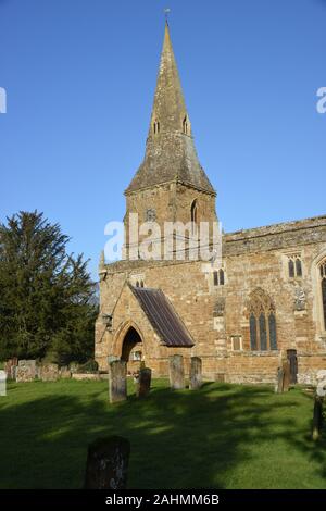 Chiesa di Santa Maria che si trova vicino al Castello di Broughton nel nord Oxfordshire villaggio dello stesso nome. Foto Stock