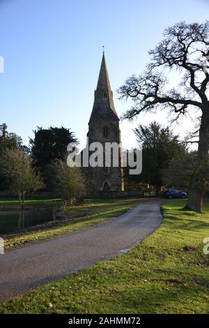 Chiesa di Santa Maria che si trova vicino al Castello di Broughton nel nord Oxfordshire villaggio dello stesso nome. Foto Stock