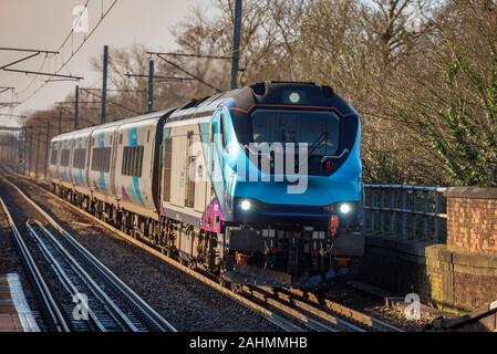 Trans Pennine express treno diesel. Classe 68 locomotiva diesel denominata splendido. Numero 68027. Foto Stock