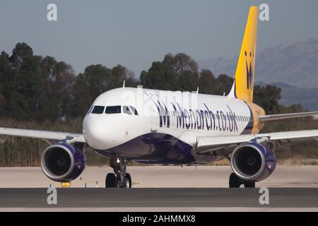 Barcellona, Spagna - 11 agosto 2017: Monarch Airlines Airbus A320-200 sulla pista di rullaggio a Aeroporto El Prat di Barcellona, Spagna. Foto Stock