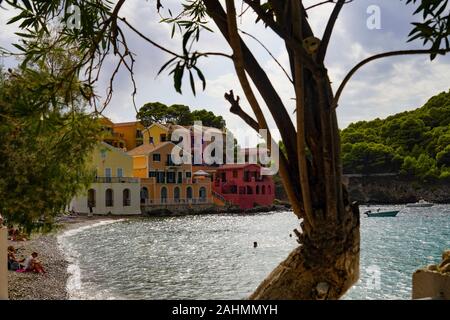 Asos è un villaggio sulla costa occidentale dell'isola di Cefalonia in Grecia. Foto Stock