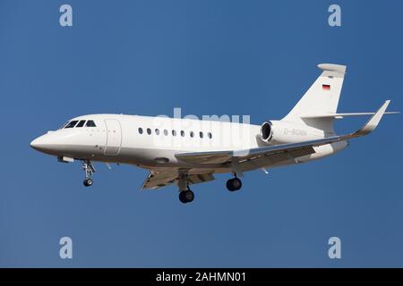 Barcellona, Spagna - 24 Febbraio 2019: Dassault Falcon 2000ex avvicinamento all Aeroporto El Prat di Barcellona, Spagna. Foto Stock