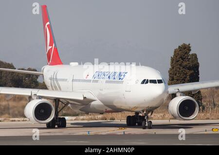 Barcellona, Spagna - 24 Febbraio 2019: Turkish Airlines Airbus A330-300 sulla pista di rullaggio a Aeroporto El Prat di Barcellona, Spagna. Foto Stock