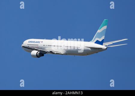 Barcellona, Spagna - 02 Giugno 2019: EuroAtlantic Airways Boeing 767-300ER banking a sinistra dopo il decollo dall'Aeroporto El Prat di Barcellona, Spagna. Foto Stock