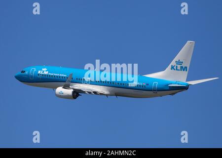 Barcellona, Spagna - 02 Giugno 2019: KLM Boeing 737-800 banking a sinistra dopo il decollo dall'Aeroporto El Prat di Barcellona, Spagna. Foto Stock