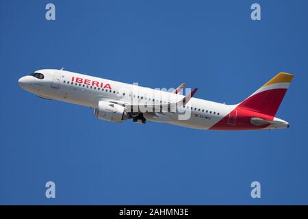 Barcellona, Spagna - 02 Giugno 2019: Iberia Airbus A320neo decollo dall'Aeroporto El Prat di Barcellona, Spagna. Foto Stock