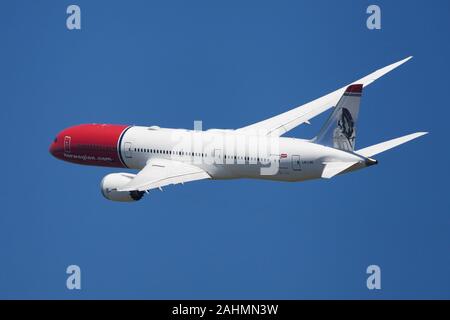 Barcellona, Spagna - 02 Giugno 2019: Norvegese Airlines Boeing Dreamliner 787-9 banking a sinistra dopo il decollo dall'Aeroporto El Prat di Barcellona, Spagna. Foto Stock