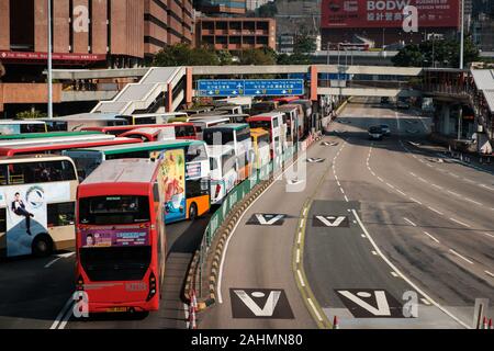 Hong Kong Cina - Novembre 2019: Bus ingorghi di traffico su autostrada in Hung Hom di Cross Harbour Tunnel durante 2019 Hong Kong proteste Foto Stock