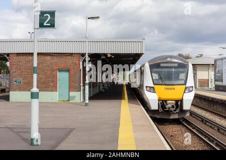 Tre Ponti, Sussex, Regno Unito; 26 aprile 2018; British Rail classe treno 700 fabbricato da Siemens Mobility e azionati da Thameslink a livello di Piattaforma Foto Stock