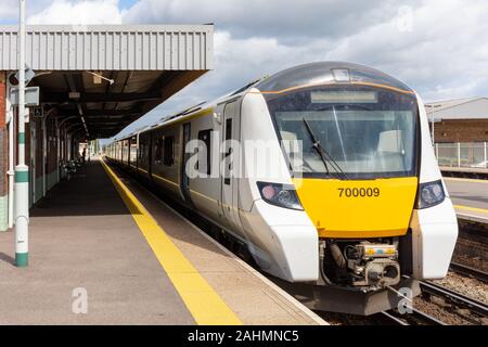 Tre Ponti, Sussex, Regno Unito; 26 aprile 2018; British Rail classe treno 700 fabbricato da Siemens Mobility e azionati da Thameslink a livello di Piattaforma Foto Stock