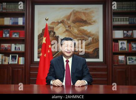 Pechino, Cina. 31 Dic, 2019. Il presidente cinese Xi Jinping offre un nuovo anno intervento martedì sera a Pechino ad anello nel 2020. Credito: Ju Peng/Xinhua/Alamy Live News Foto Stock