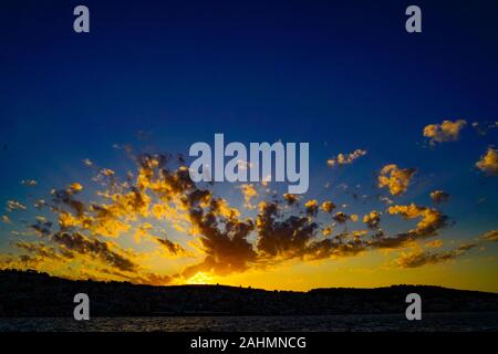 Cloudscape al tramonto sull'isola greca di Cefalonia, Mar Ionio, Grecia Foto Stock