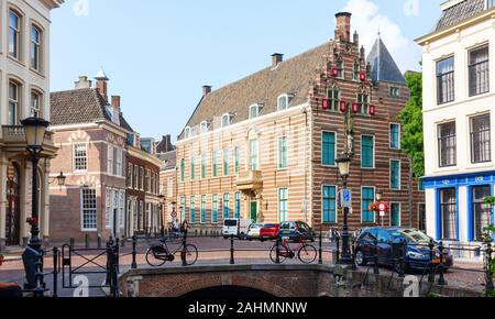 Utrecht centro storico con Paushuize (papi casa), chiamato dopo Adriano VI, il solo olandese papa nella storia in un pomeriggio soleggiato. Paesi Bassi Foto Stock