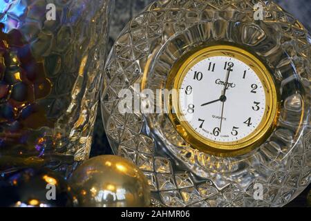 Il tempo di Natale con orologio di cristallo e decorazioni VIII Foto Stock