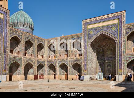 Cortile interno di Sher-Dor-Madrasah nel famoso Registan di Samarcanda, Uzbekistan in Asia centrale Foto Stock