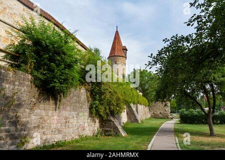 Parte Delle Mura della città (tra cui Weiberturm) a Rothenburg ob der Tauber, Baviera, Germania. Foto Stock