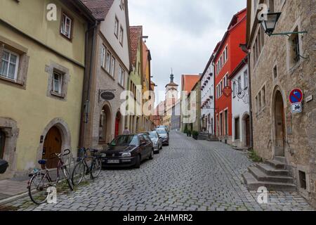 Tipica vista sulla strada (Milchmarkt) del centro storico di Rothenburg ob der Tauber, Baviera, Germania. Foto Stock