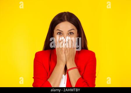 In alcun modo, wow. Closeup ritratto di una donna bellissima estasiato le mani sulla bocca, eccitati felice ragazza. Razza mista modello isolato su sfondo giallo con co Foto Stock