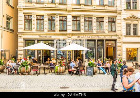 Scena di strada nella parte anteriore del wine bar a arcona living bach 14 Foto Stock