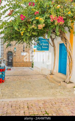 Ristorante una tasca, vista esterna con struttura Bouganville Foto Stock