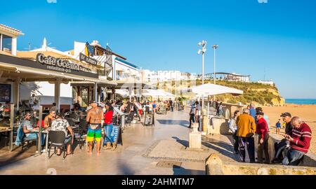 Scena di strada nel centro storico di Albufeira Foto Stock