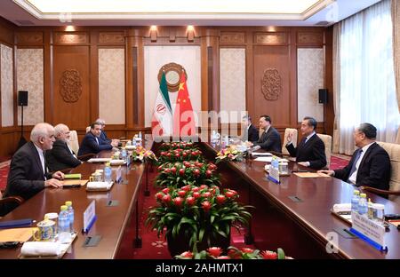 Pechino, Cina. 31 Dic, 2019. Cinese il consigliere di Stato e Ministro degli Esteri Wang Yi tiene colloqui con il Ministro degli Esteri iraniano Mohammad Javad Zarif a Pechino Capitale della Cina, Dic 31, 2019. Credito: Shen Hong/Xinhua/Alamy Live News Foto Stock