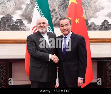 Pechino, Cina. 31 Dic, 2019. Cinese il consigliere di Stato e Ministro degli Esteri Wang Yi tiene colloqui con il Ministro degli Esteri iraniano Mohammad Javad Zarif a Pechino Capitale della Cina, Dic 31, 2019. Credito: Shen Hong/Xinhua/Alamy Live News Foto Stock