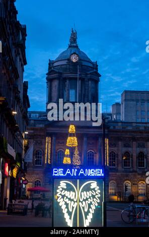 Essere un angolo insegna al neon su Castle Street di fronte al Municipio di Liverpool Foto Stock