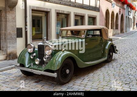 Green inter-war Rolls Royce guidando lungo una strada acciottolata a Rothenburg ob der Tauber, Baviera, Germania. Foto Stock