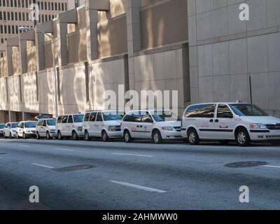 ATLANTA-Novembre 16, 2009: un taxi lineup al di fuori di una conferenza di Atlanta center. Foto Stock