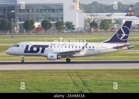 Monaco di Baviera, Germania - 21 agosto 2017: Le Linee Aeree Polacche LOT Embraer E170 aereo all'aeroporto di Monaco (MUC) in Germania. Embraer è un costruttore di aeromobili f Foto Stock