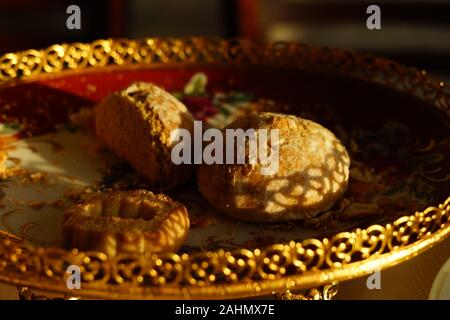 Gingerbread cookie in un bel piatto veneziano con un scolpito sul lato modellato. Foto Stock
