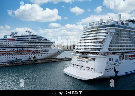 Bliss norvegese e Carnival LIberty di Nassau Foto Stock