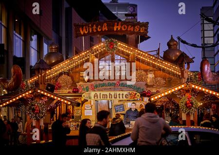 Manchester mercatino di Natale bancarella vendendo le salsicce tedesche Foto Stock