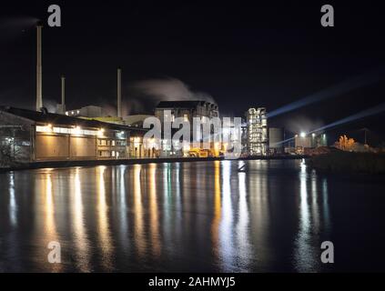 Cantley barbabietola da zucchero di fabbrica attraverso il lavoro le ore scure, edifici riflessa nel fiume y vengono, Norfolk Foto Stock