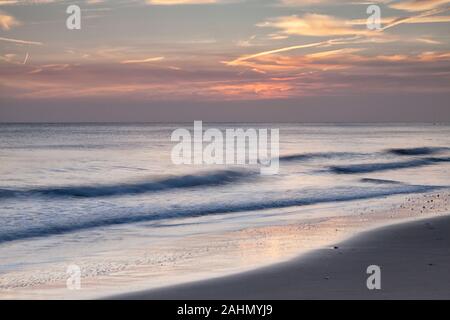 Sunrise a Walcott sulla costa di Norfolk. Foto Stock