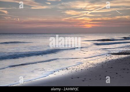 Sunrise a Walcott sulla costa di Norfolk. Foto Stock