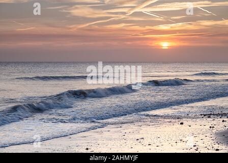 Sunrise a Walcott sulla costa di Norfolk. Foto Stock