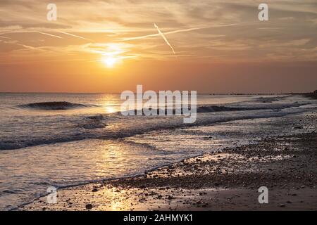 Sunrise a Walcott sulla costa di Norfolk. Foto Stock