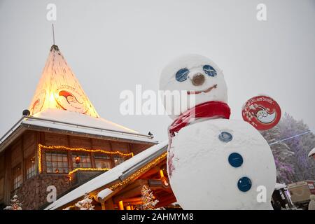 Il finlandese Rovaniemi una città in Finlandia e la regione della Lapponia, Santa Claus Village: attraversare il magico Circolo Polare Artico Foto Stock