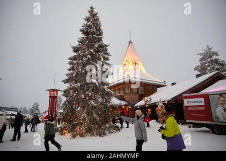 Il finlandese Rovaniemi una città in Finlandia e la regione della Lapponia, Santa Claus Village: attraversare il magico Circolo Polare Artico Foto Stock