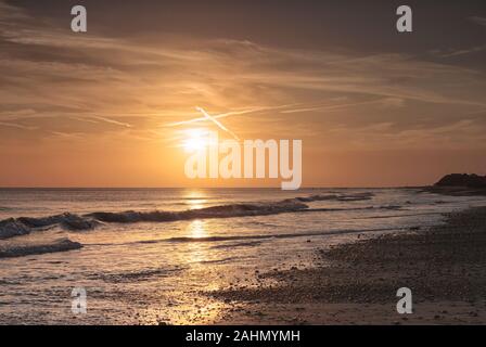 Sunrise a Walcott sulla costa di Norfolk. Foto Stock