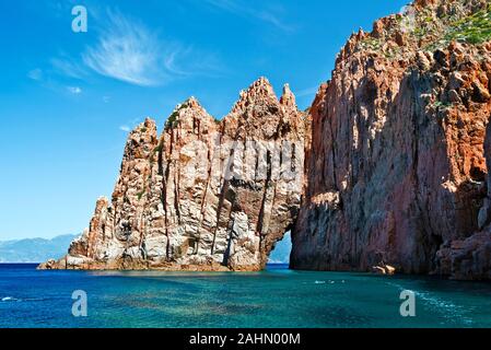 Capo Rosso rocce con un arco culminano il litorale del golfo di Porto in Corsica Mare Mediterraneo, le rocce fanno parte delle Calanche de Piana, Corse-du Foto Stock