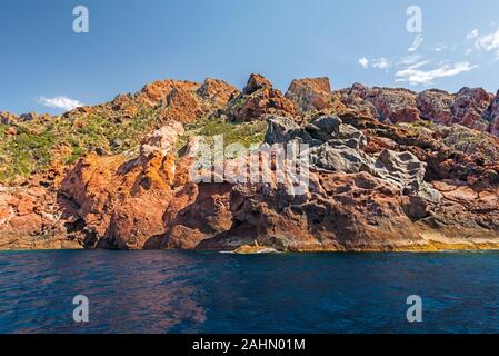 Modello di diverse formazioni vulcaniche lungo la penisola di Scandola costa, Corsica, Corse-du-Sud, Francia Foto Stock