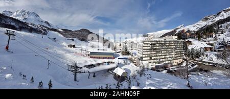 Panorama di inverno Gourette sport resort di Bearn Pirenei, come si vede nella mattina tempo. Aquitaine, Francia Foto Stock