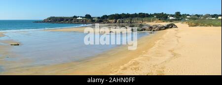 Panorama della spiaggia di sabbia in Isola di Yeu visto verso Pointe des Vieilles vicino a La Croix agglomerazione Francia, Vendee, Pay de la Loire Foto Stock