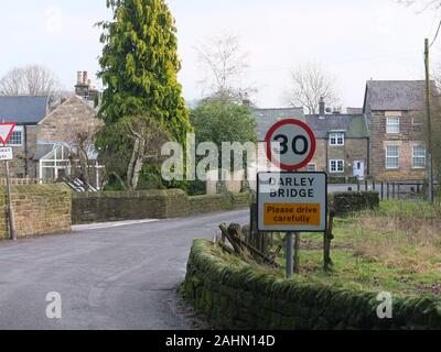 Il villaggio di Darley Bridge vicino Matlock nel Derbyshire. Lungo il fiume Derwent è incline ad inondazioni e allagato male nelle inondazioni del Regno Unito nel novembre 2019 Foto Stock