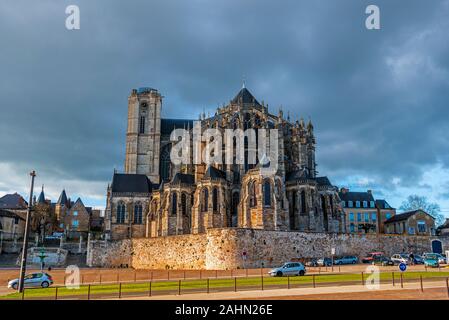 Le Mans, Francia - 15 febbraio 2016. San Giuliano di Le Mans Cattedrale visto da sud-est, da Place des Huguenots il pesante cielo è in backgrou Foto Stock