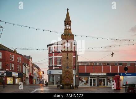 Sunrise a Ormskirk è una città di mercato nel West Lancashire, Inghilterra, Clock Tower nel centro della città Foto Stock