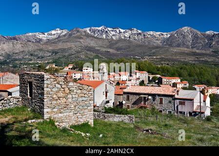 Casamaccioli villaggio in Corsica centrale, Niolo, Golo Valle e Monte Cinto montagna del Massiccio sono a sfondo, Haute-Corse, Francia Foto Stock